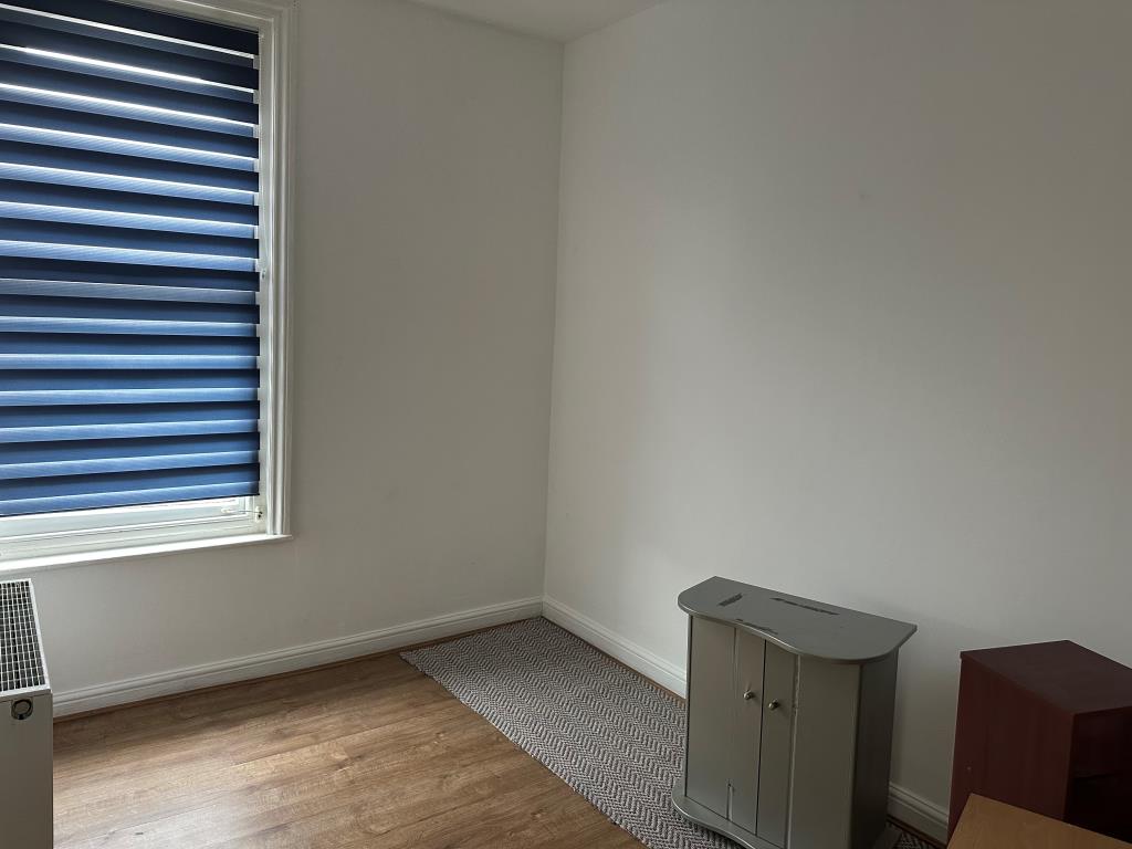 Lot: 17 - FREEHOLD BLOCK INVESTMENT COMPRISING TWO FLATS AND SHOP - Flat 2 - Bedroom located on the first floor